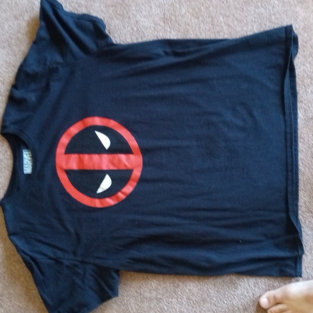 Extra large Deadpool circle face shirt
